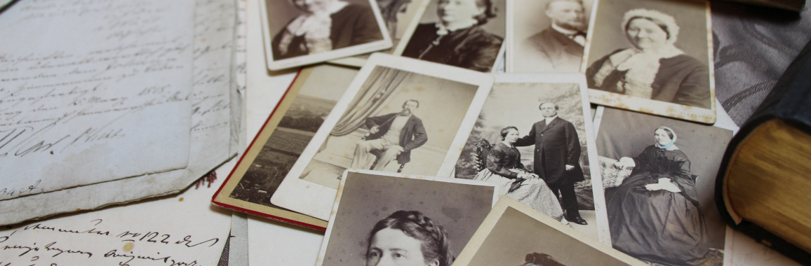 Auf dem Foto sind alte Schwarz-Weiß-Fotos, Briefe und Dokumente zu sehen.