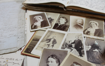 Auf dem Foto sind alte Schwarz-Weiß-Fotos, Briefe und Dokumente zu sehen.